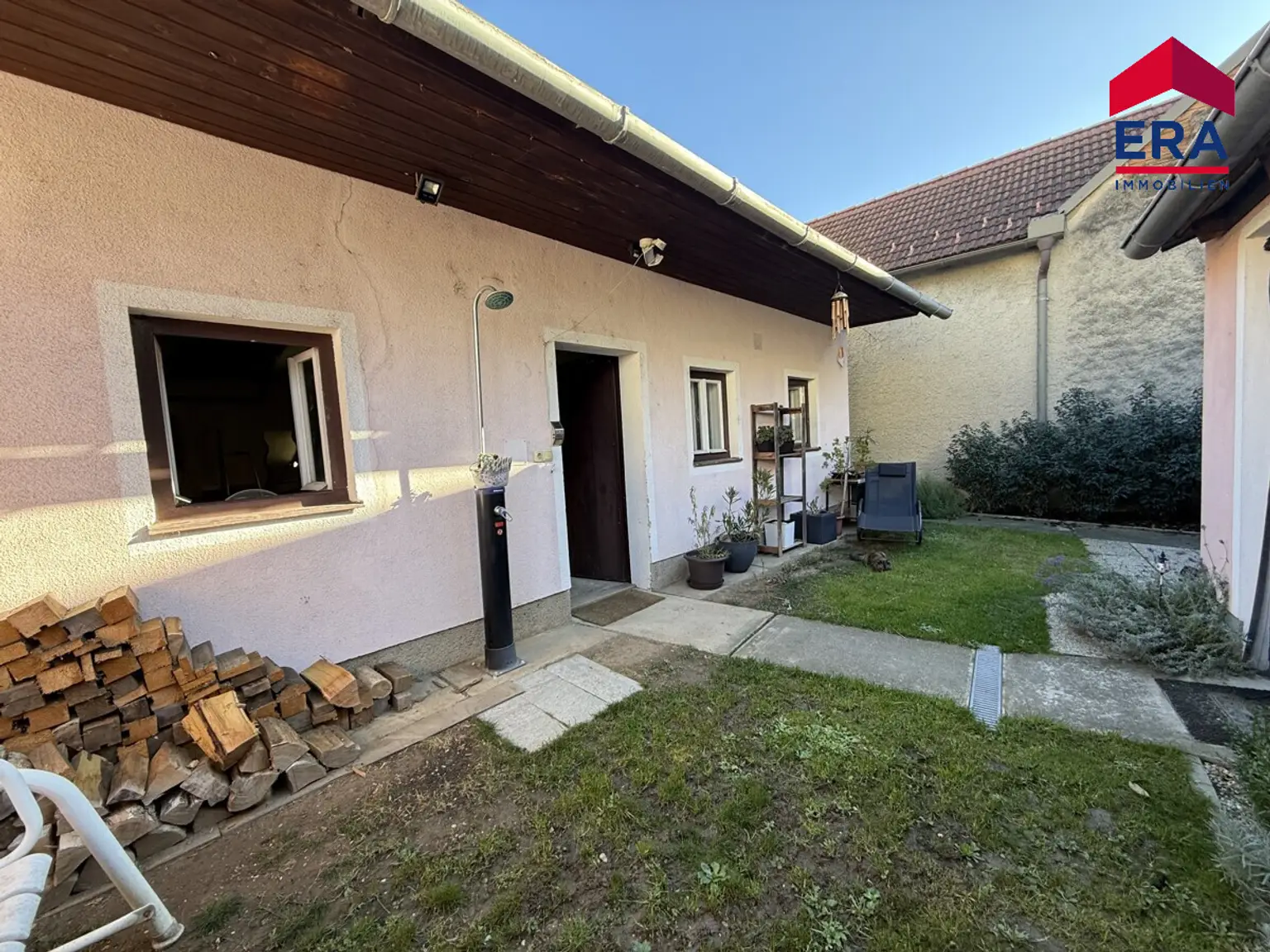 Hausbrunn - Rustikales Häuschen mit Garten, Werkstatt und Nebengebäude!