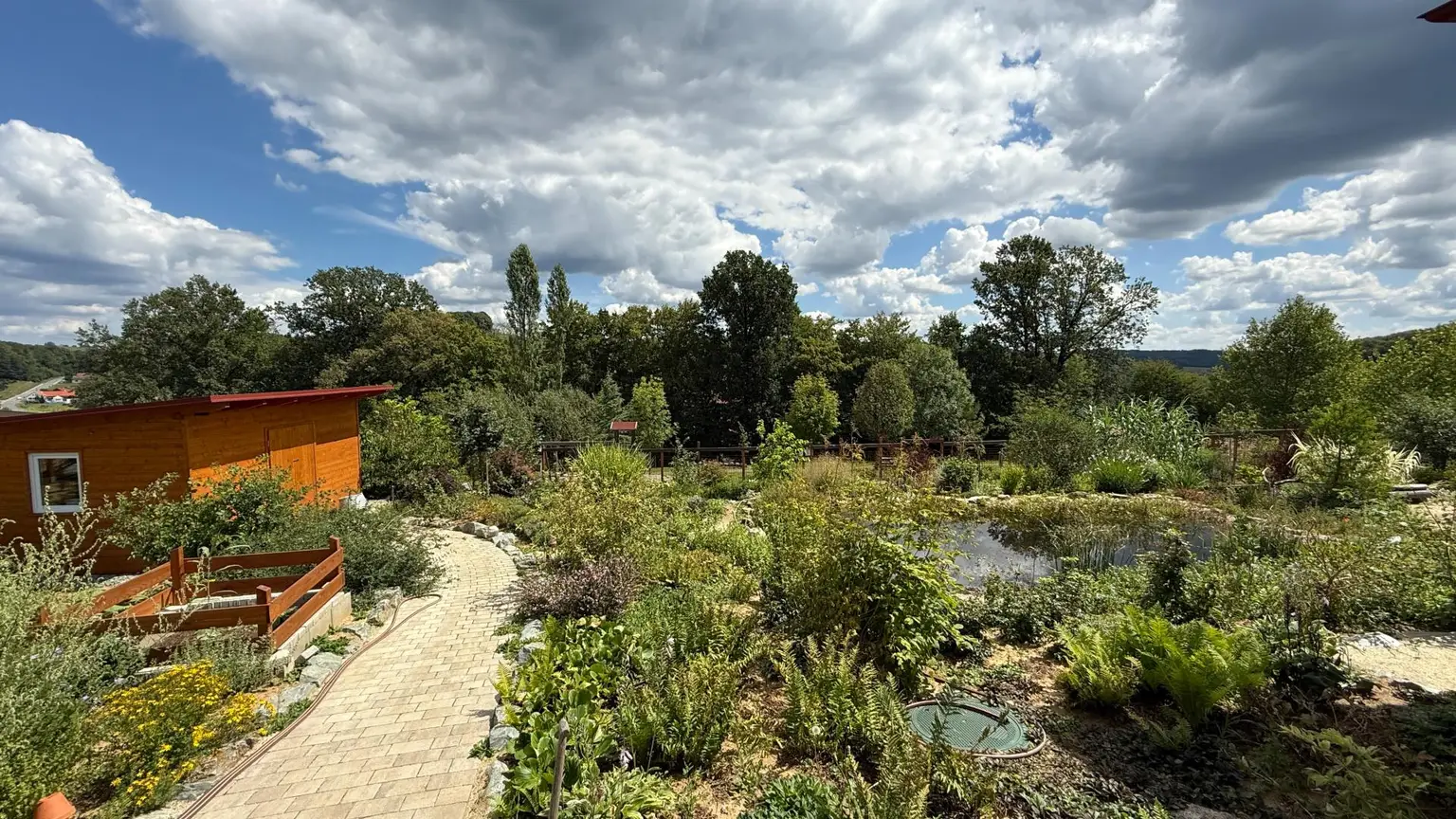 Neuwertiger Bungalow mit einzigartiger Steingartengestaltung und Naturteich