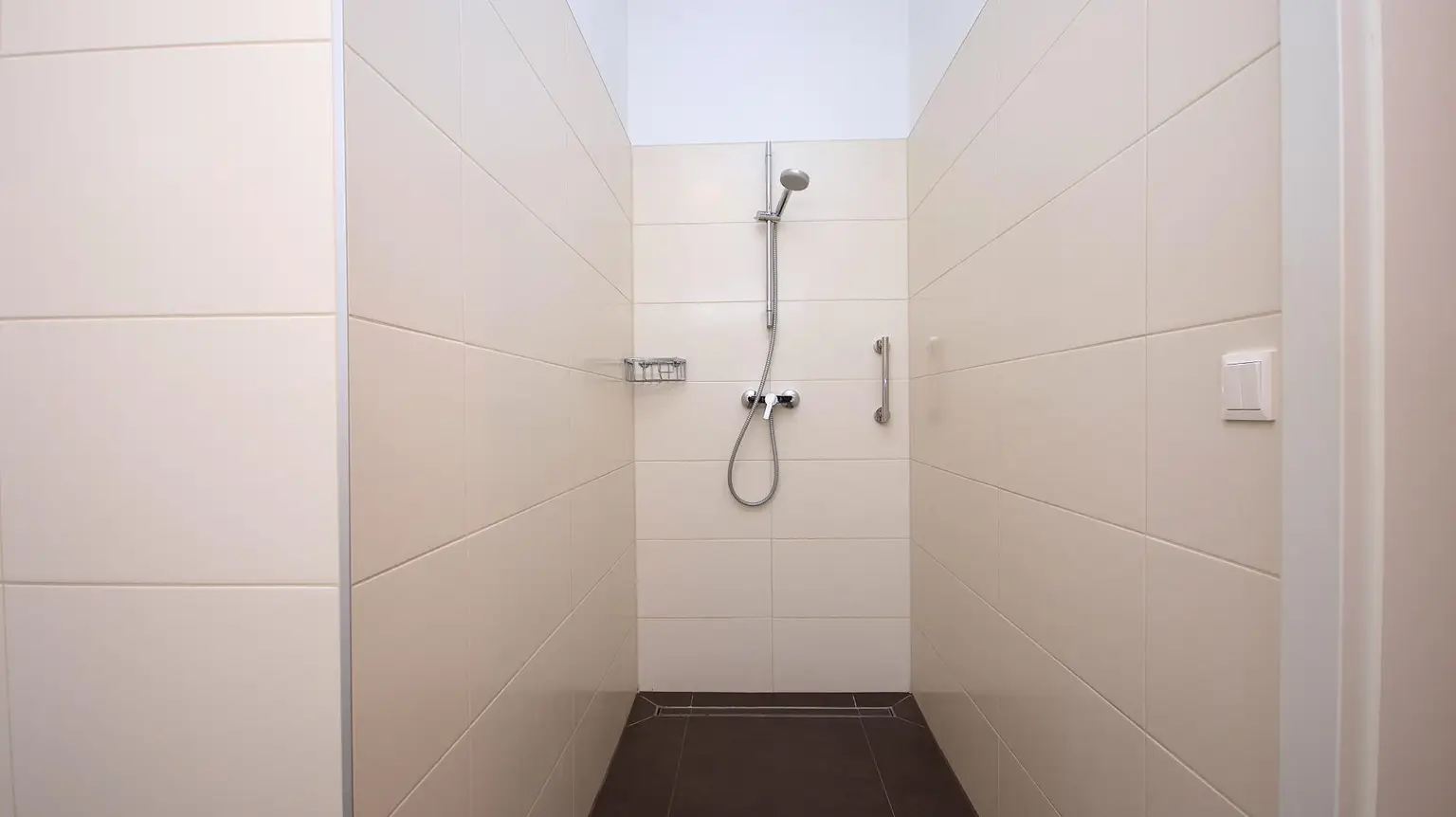 ...geräumiger Walk-in Dusche