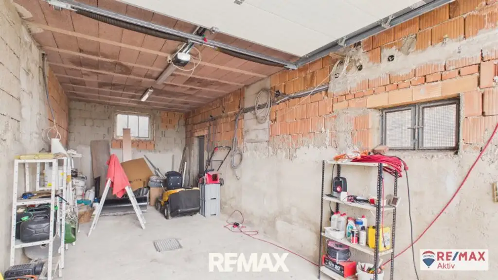 Einzugsbereites Haus mit großer Garage und großem Grundstück