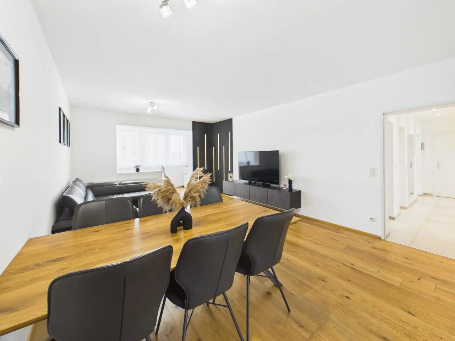 Wohn- und Essbereich 8