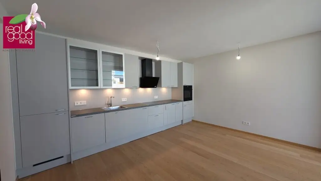 Erstbezug: Akonti für Warmwasser und Heizung inkludiert! Entzückende 2 Zimmerwohnung mit einer kleinen, aber feinen Loggia in sehr guter Infrastrukturlage