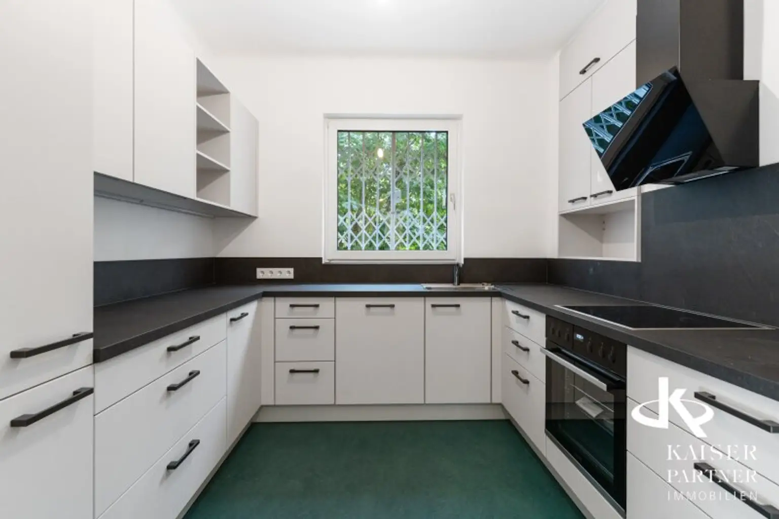 Neurenovierte 6-Zimmer-Wohnung mit  Terrasse in den Garten, Balkonen und Grünblick!