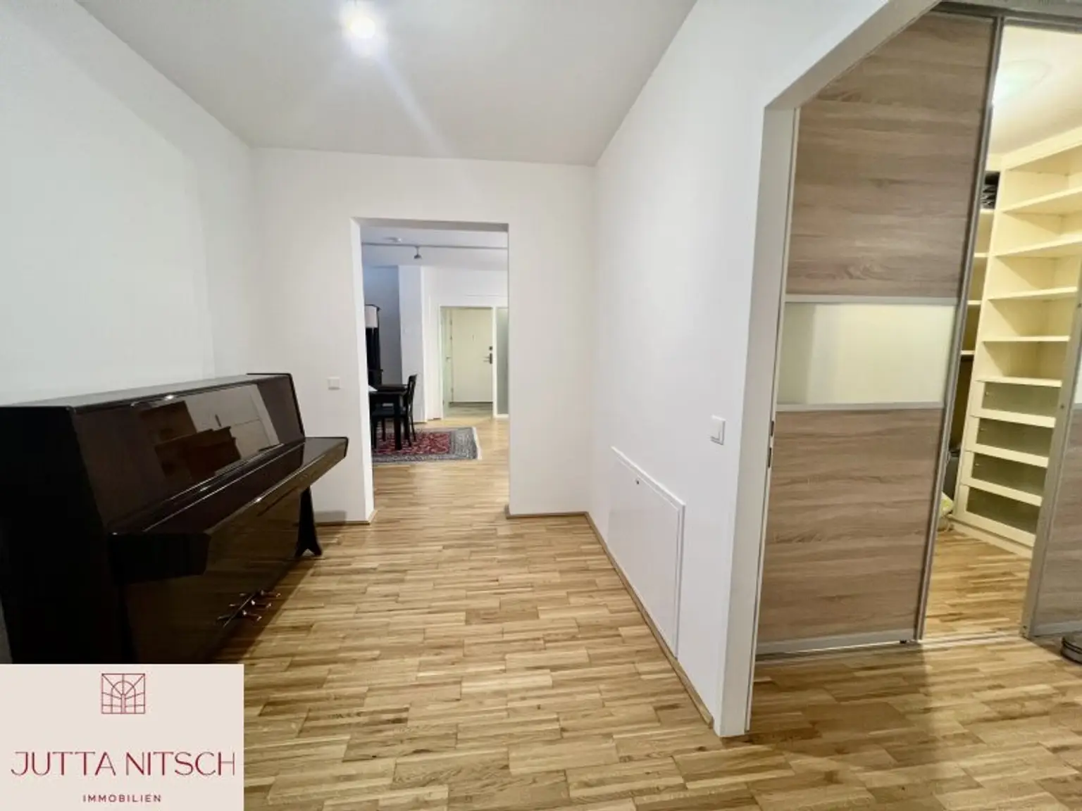 Barrierefreie Gartenwohnung mit zwei Terrassen und zwei Garagenplätzen - Gießhübl Zentrum