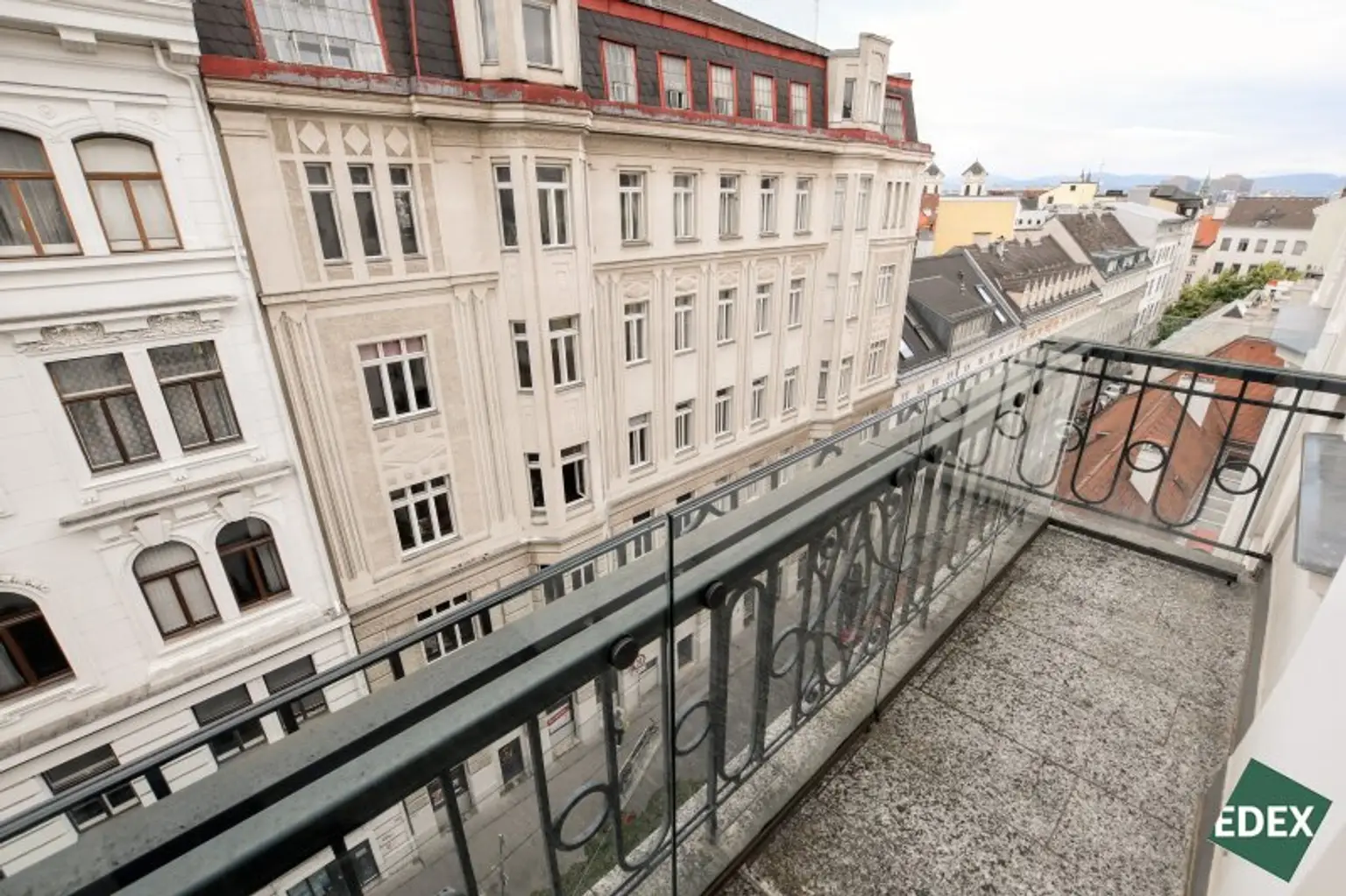 6-Zimmer Altbauwohnung mit Balkon und Klimaanlage in attraktiver Lage des 7. Bezirks