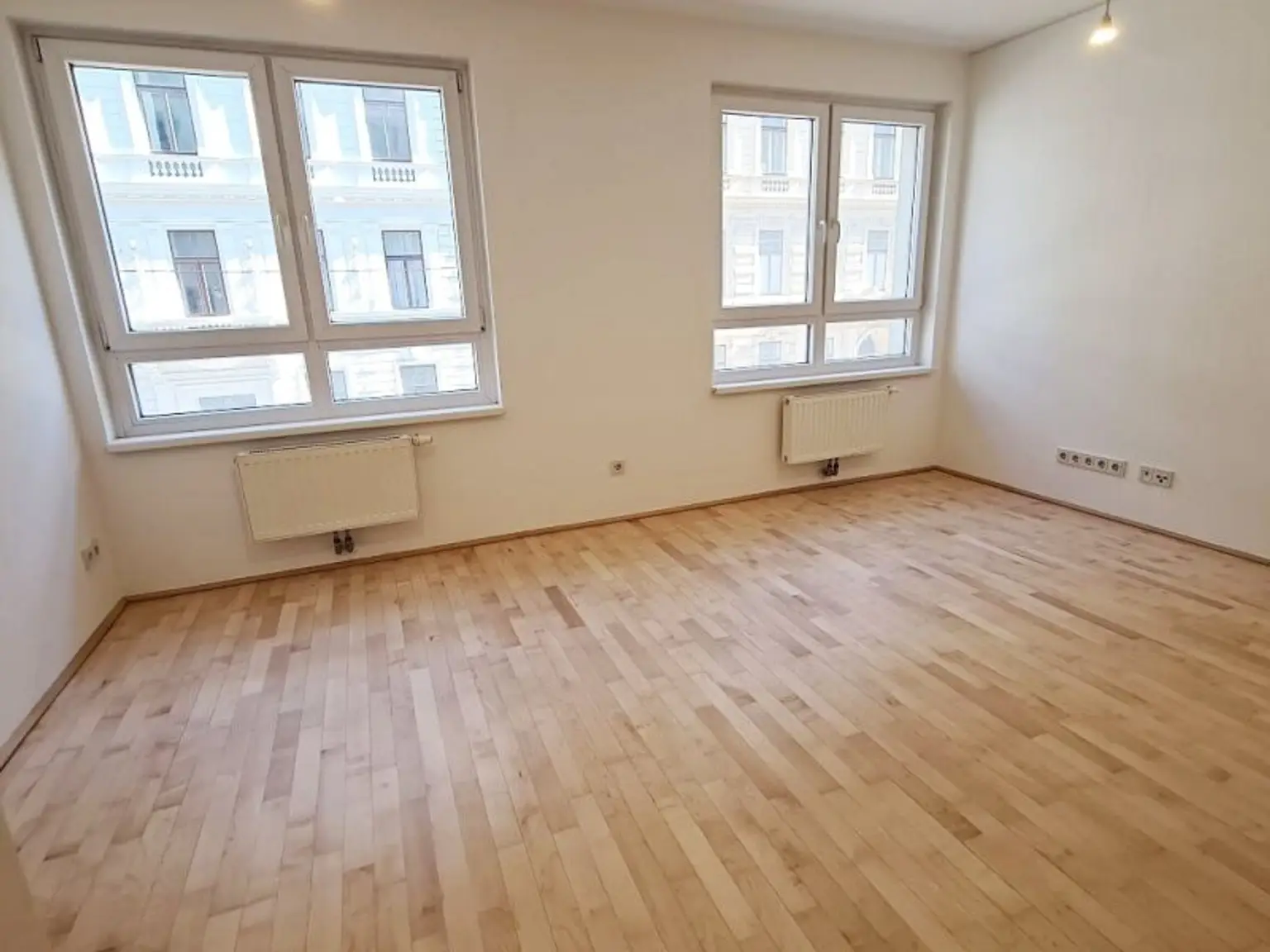 HÖRLGASSE BEIM SCHLICKPLATZ, gepflegte 45 m2 Neubau, 2 Zimmer, Komplettküche, Duschbad, Parketten, 2. Liftstock