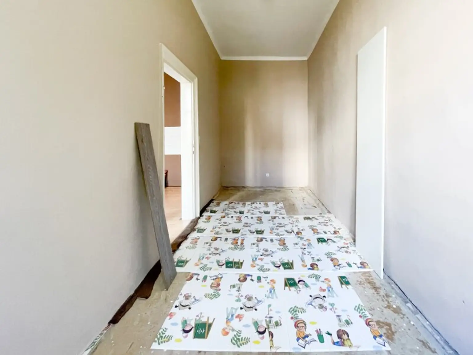NÄHE AUGARTEN: 2-Zimmer-Altbauwohnung mit großem Gestaltungspotenzial beim Wallensteinplatz