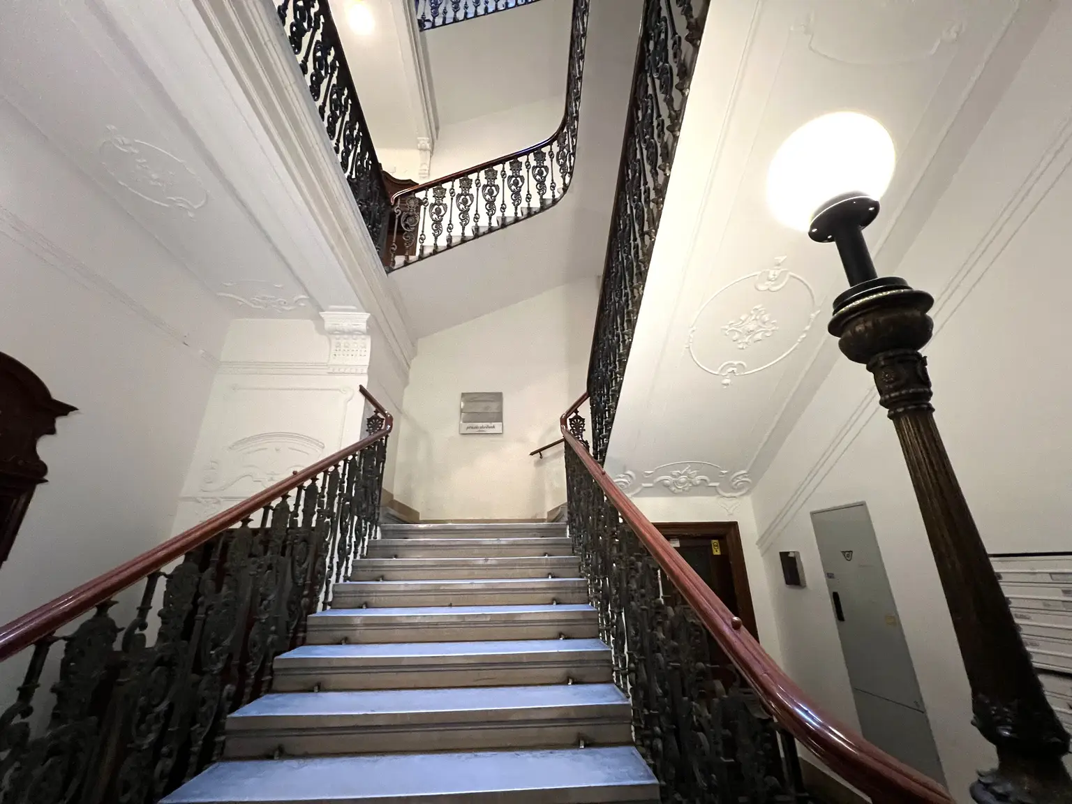 Prunkvolle 6-Zimmer Wohnung im repräsentativen Haus / Impressive 6-room-apartment in a representative building