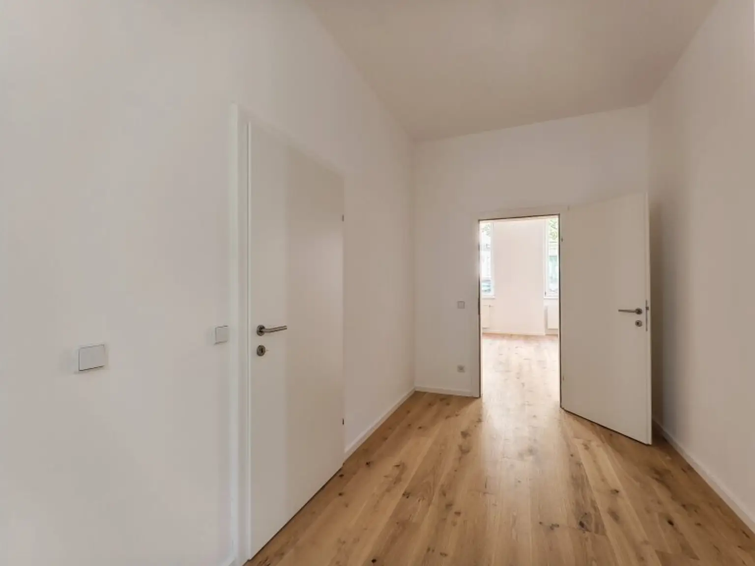 Vorraum mit Blick ins Wohn-/Esszimmer