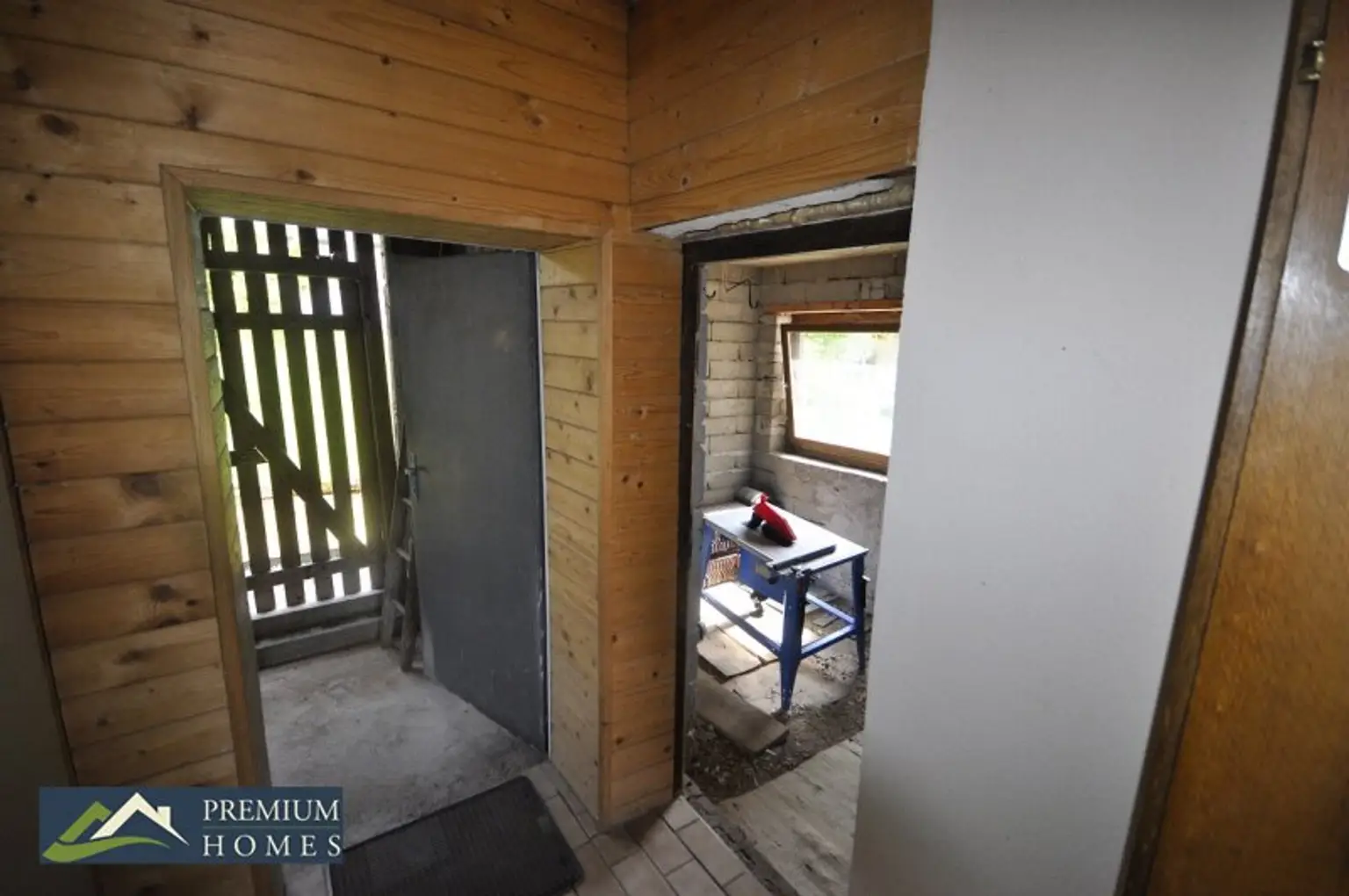 BREITENBACH am Inn - Zugang Holzlager und Werkraum