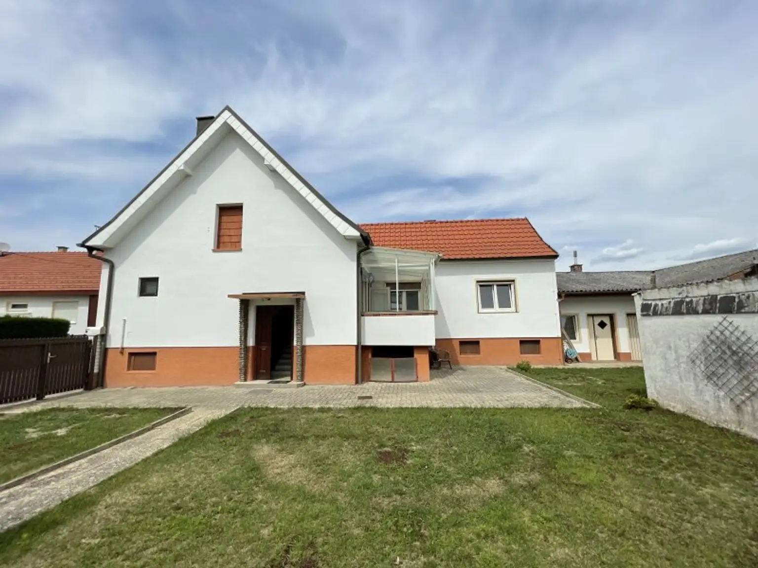 GEPFLEGTES EINFAMILIEN-HAUS MIT GARTEN UND GARAGE - RUHELAGE!