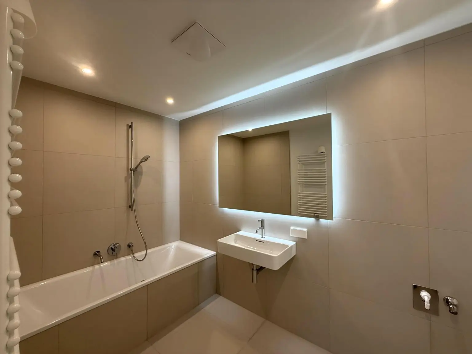 Kleine Perle im ultramodernen Wohnhaus mit Pool am Dach zu mieten // Small gem in an ultra-modern apartm. building with pool on the roof for rent //