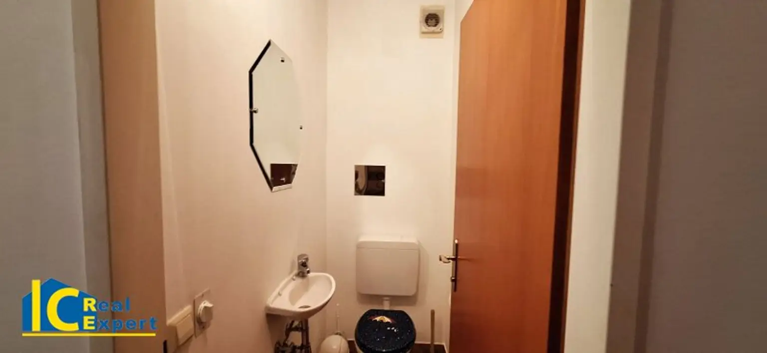 Extra WC mit Handwaschbecken