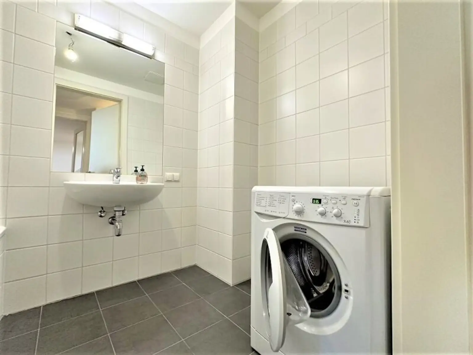 HOFRUHELAGE, HUMBOLDTGASSE, 80 m2 Neubau inkl. Loggia, 2 Zimmer, Komplettküche, Wannenbad, Parketten, U1-Nähe