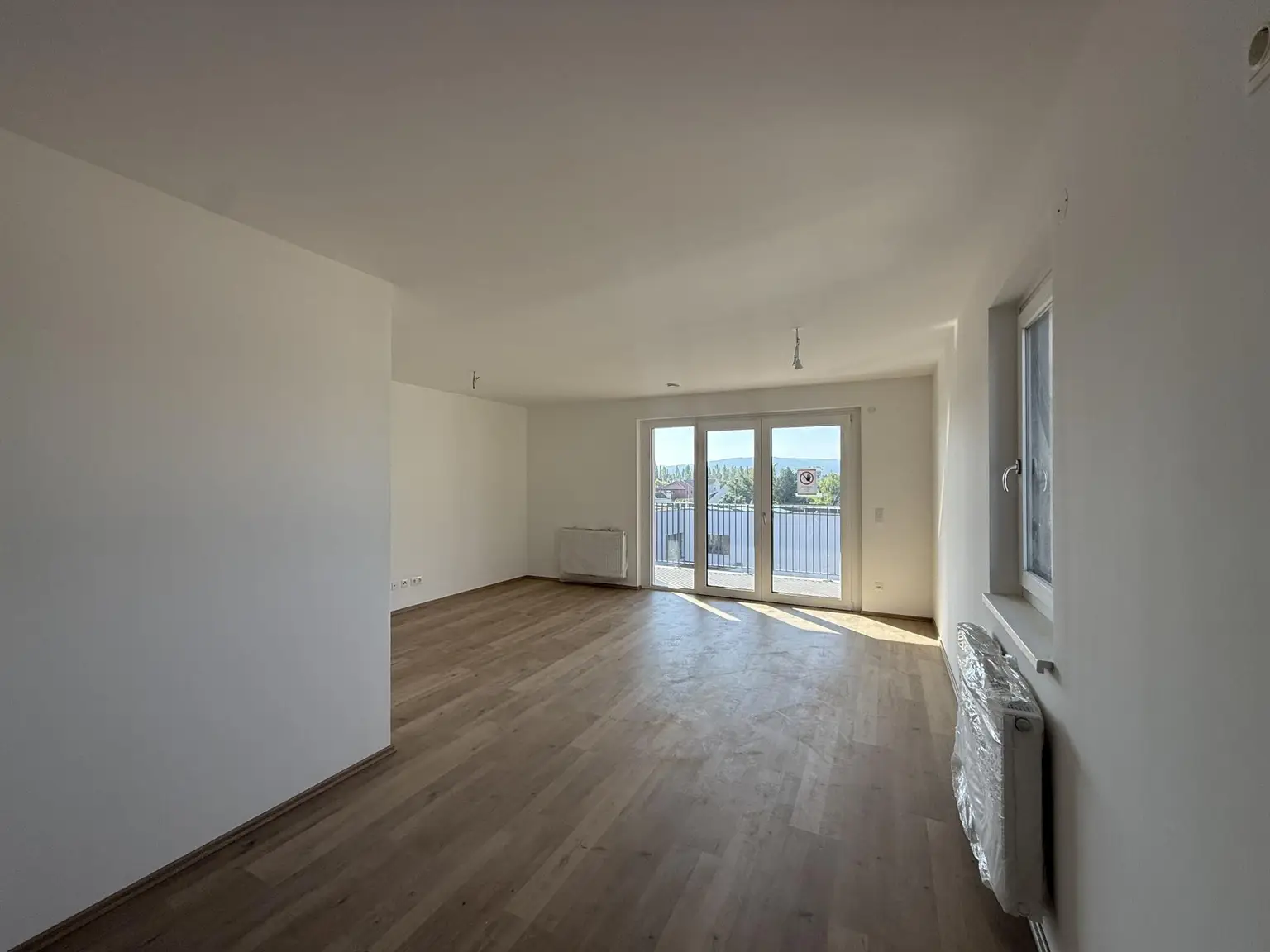 Haus_1_Top_16_Küche_mit_Blick_auf_Wohnbereich