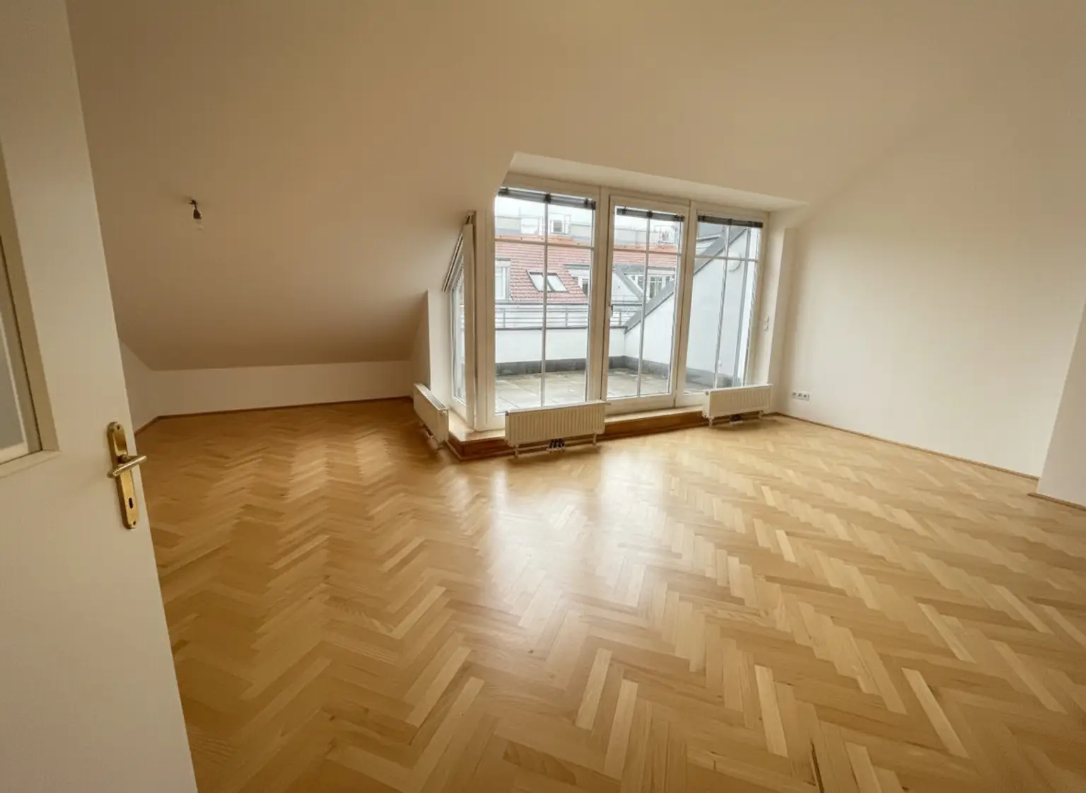 UNBEFRISTET: Klimatisierte 4-Zimmer Wohnung mit Terrasse