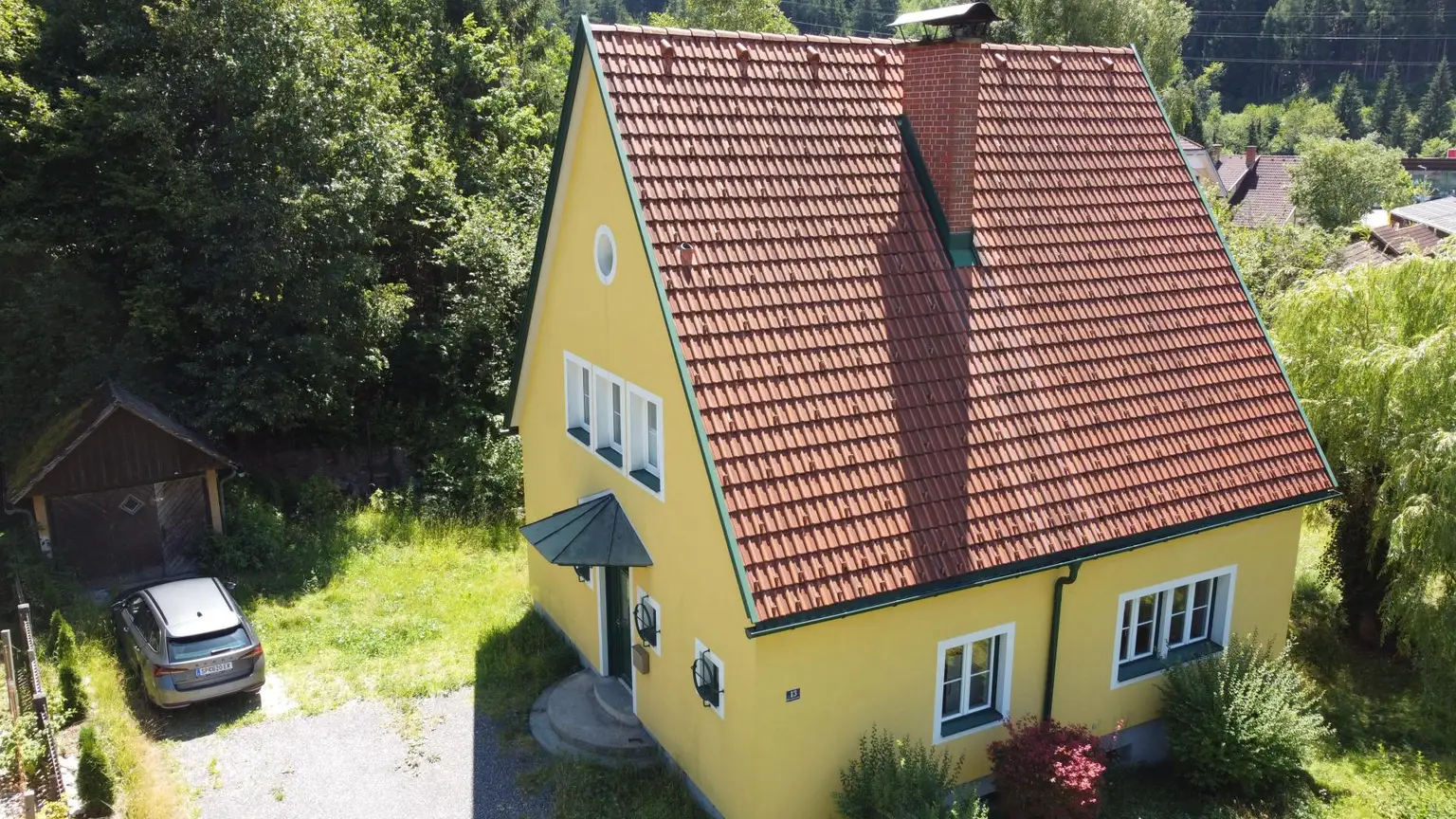 Eingebettet in ein sonniges Grundstück
