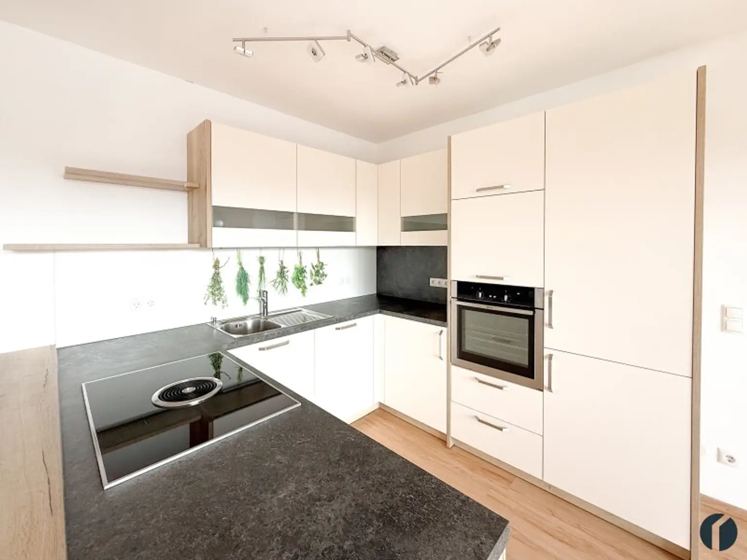 2-Zimmer-Wohnung mit Balkon, Klimaanlage & Parkplatz in zentraler Lage von Tulln