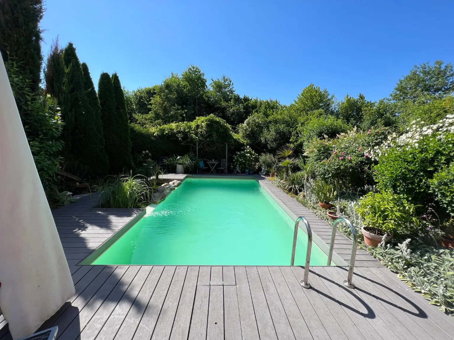 Charmantes Zweifamilienhaus mit idyllischem Naturpool
