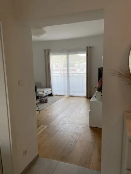 Wohnzimmer mit Ausgang auf Balkon