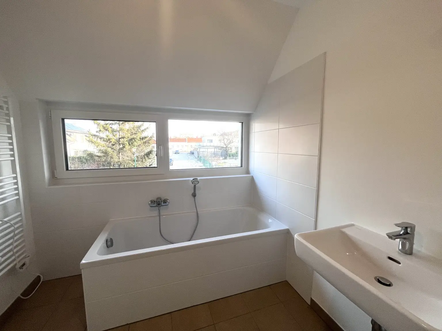 Erstbezug !! Traumhafte Doppelhaushälfte , Wohnkeller  mit Garten und 2 Stellplätzen!