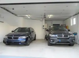 Doppelgarage: die Autos sind KI generiert