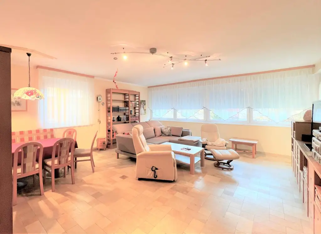 SEHR GUT GESCHNITTENE EIGENTUMSWOHNUNG MIT RIESEN WOHNBEREICH UND SONNIGER WESTLOGGIA