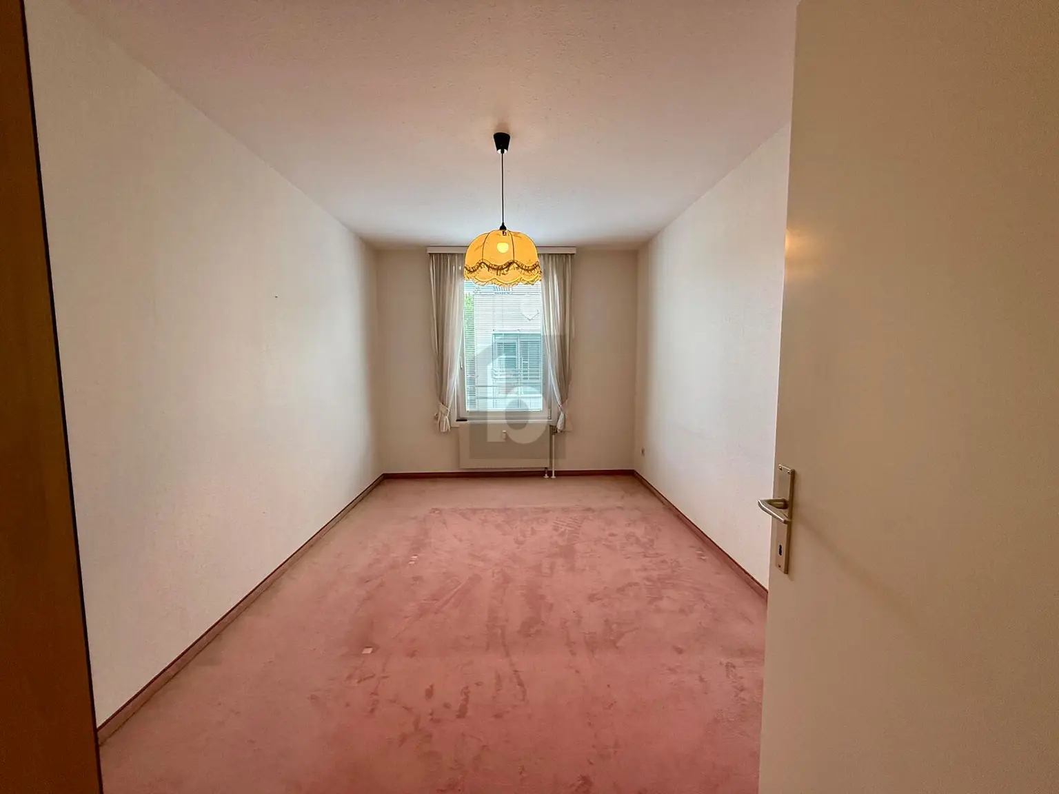 GERÄUMIG, RUHIG, MIT LOGGIA UND GARAGE!
