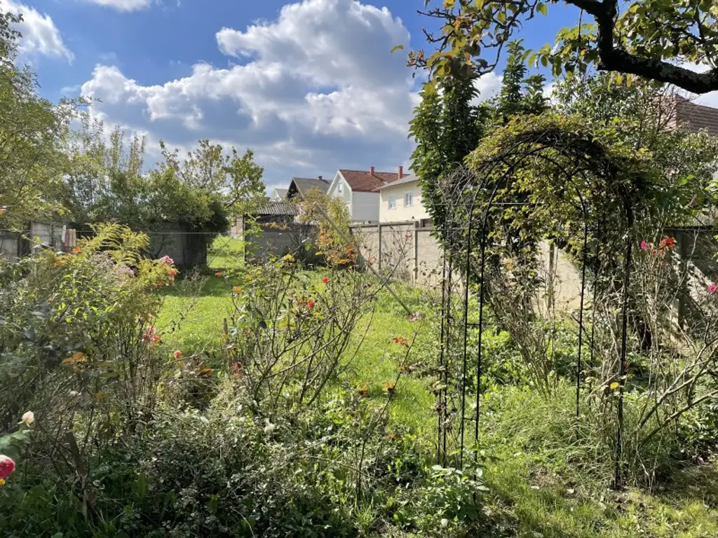 SEHR GEPFLEGTES EINFAMILIEN-HAUS MIT SCHÖNEM GARTEN -- LOGGIA/GARAGE -- RUHELAGE!