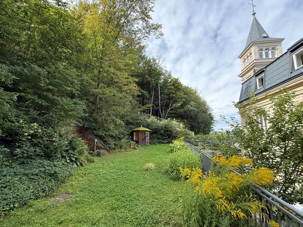 Exklusives Dachgeschoß-Juwel in historischem Gebäude mit großem Gartenanteil