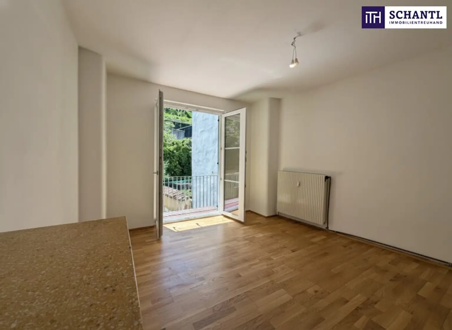 Blick auf Balkon mit Nachmittagssonne