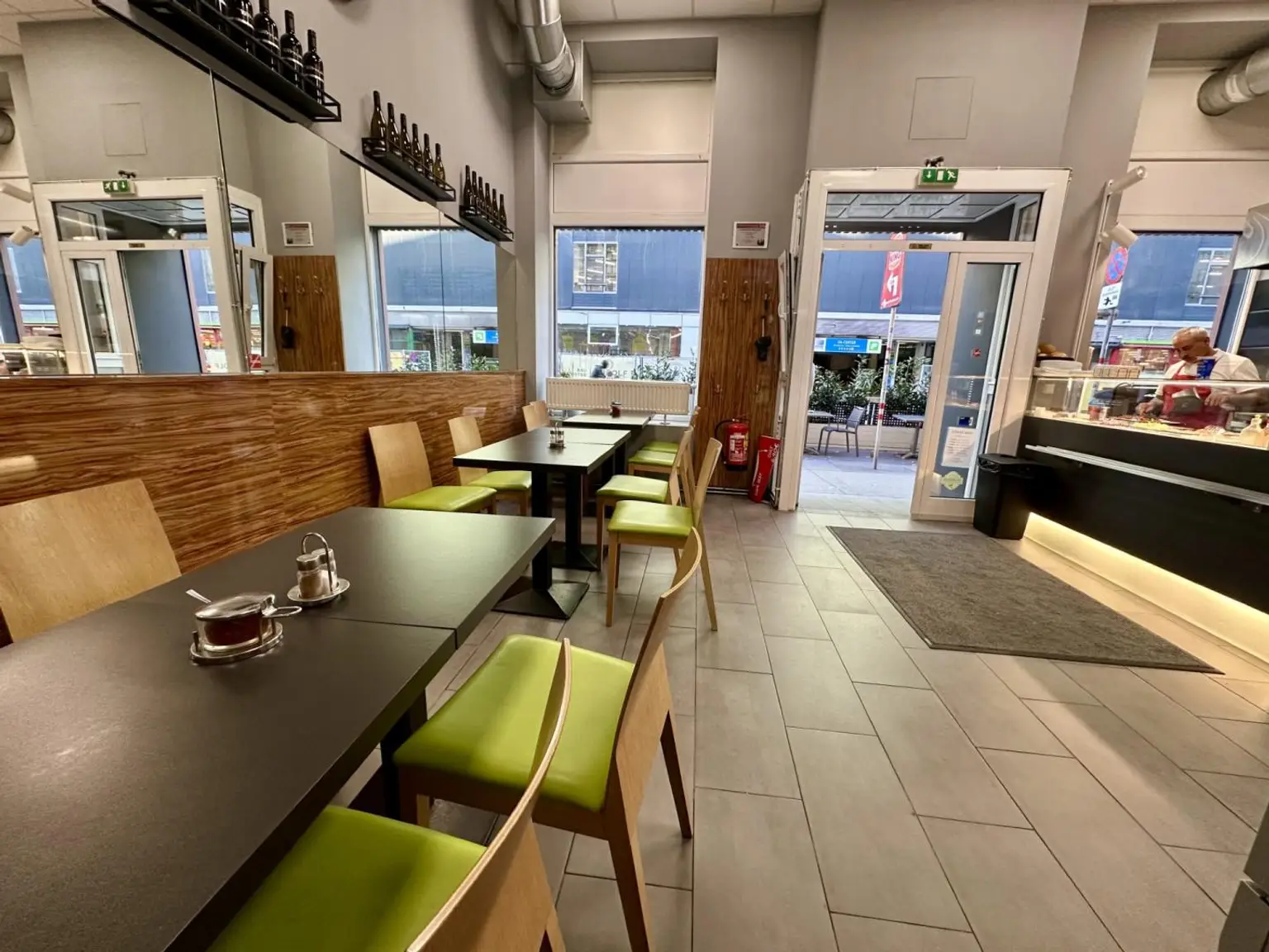 Attraktives Imbisslokal in der Schönbrunner Straße zu mieten!