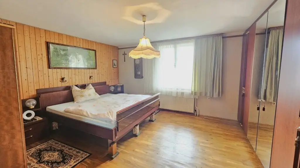 Charmantes Sanierungsobjekt in Radenthein: 5 Zimmer, Balkon und viel Potenzial!