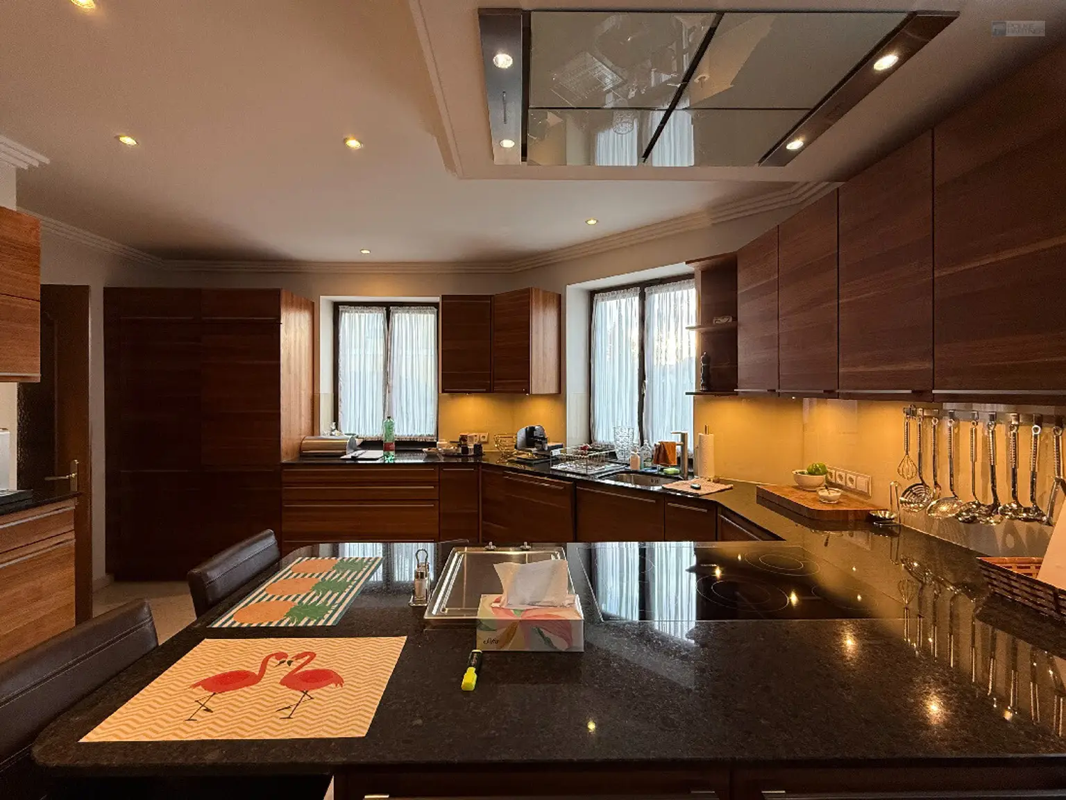 GARTENPARADIES   -  9.000 M² - 
LANDHAUS IN PARKLANDSCHAFT  
NUR 30 MINUTEN VON WIEN