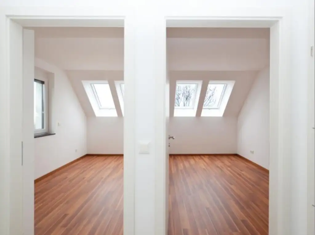 ATEMBERAUBENDE WOHNUNG MIT BALKON - ZENTRAL BEGEHBARE ZIMMER - KÜCHE - AB SOFORT!