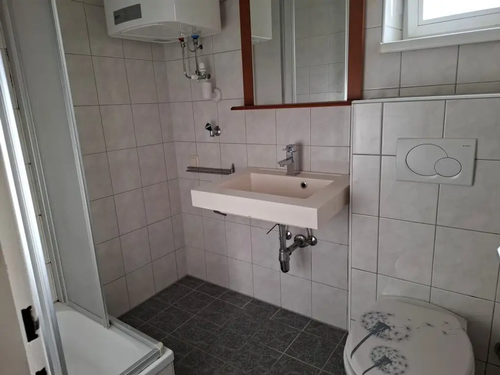 Zentrumsnahe 2-Zimmer-Wohnung mit Küchenblock im Hochparterre eines Wohnhauses in Bruck/Mur zu mieten !