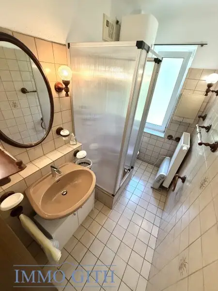 RUHIGE 74 m² 3-ZIMMER-WOHNUNG IM OBERGESCHOSS EINES ZWEIFAMILIENHAUSES MIT GARTENFLÄCHE, ABSTELLRAUM & PARKPLATZ ZU MIETEN!