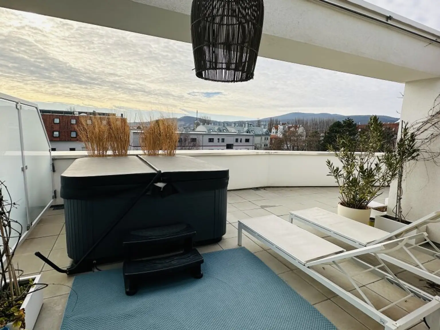 Traumwohnung mit uneinsehbarer Dachterrasse, E-Ladestation und Topausstattung