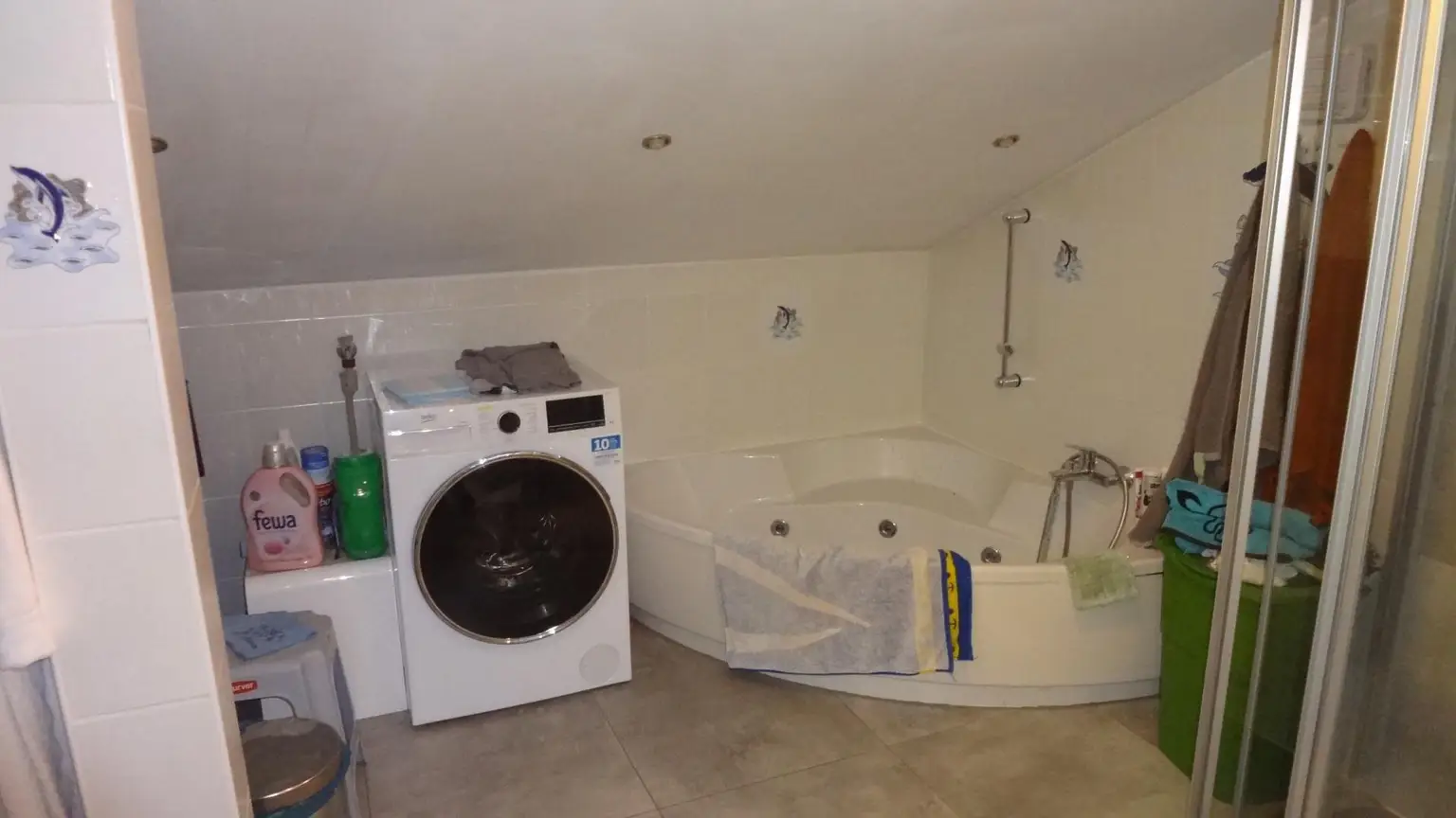 Badezimmer mit Badewanne DG