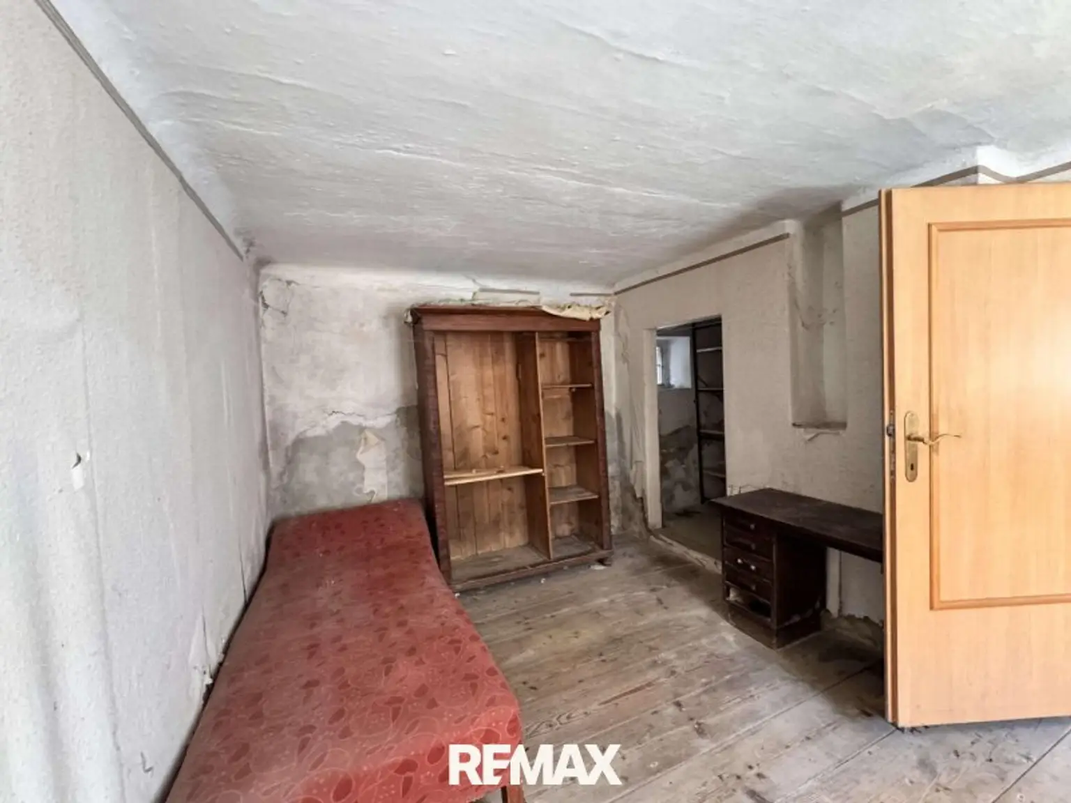 EFH 3481 Fels-Zimmer unsaniert