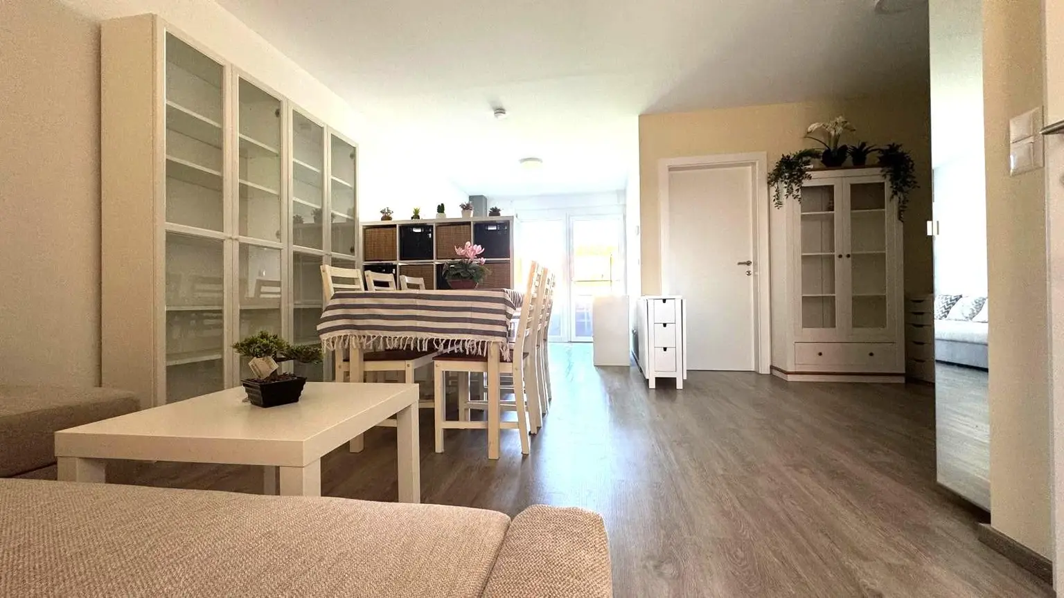 Neuwertige 2-Zimmer-Wohnung mit Balkon, Lift und Tiefgaragenplatz in Weiz!