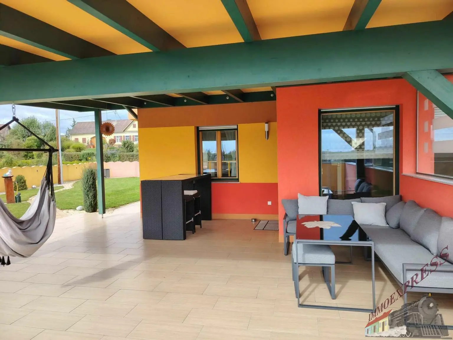 Tolles Einfamilienhaus mit Pool, Panorama-Ausblick und moderner PV-Anlage – hier fühlt sich Ihre Familie zuhause!
