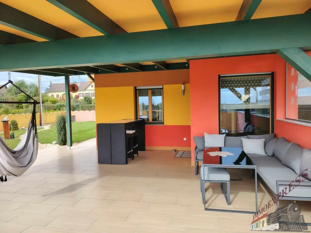 Tolles Einfamilienhaus mit Pool, Panorama-Ausblick und moderner PV-Anlage – hier fühlt sich Ihre Familie zuhause!