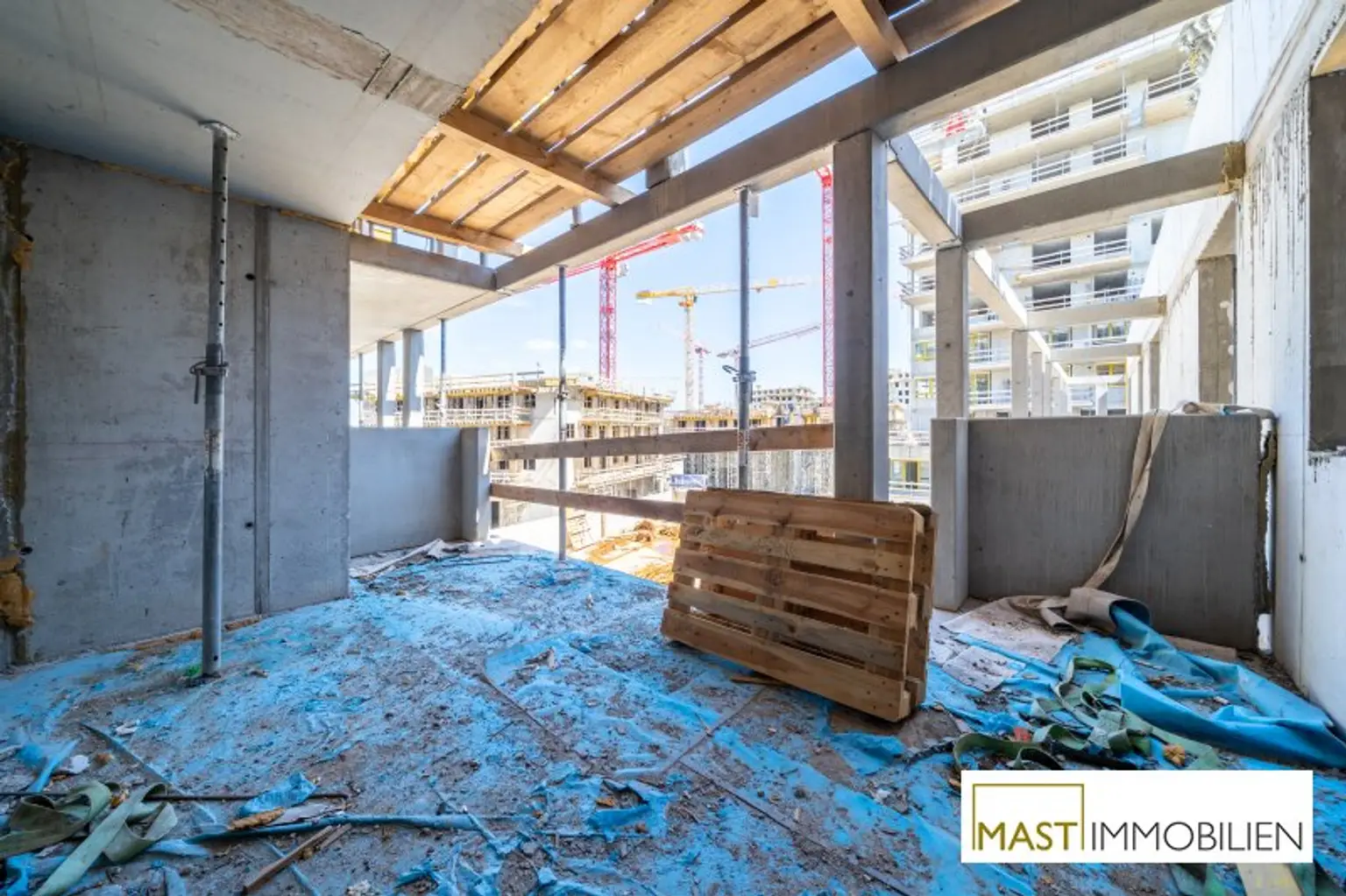 Provisionsfrei - Großzügige 3 Zimmer Wohnung mit 15 qm Freifläche!