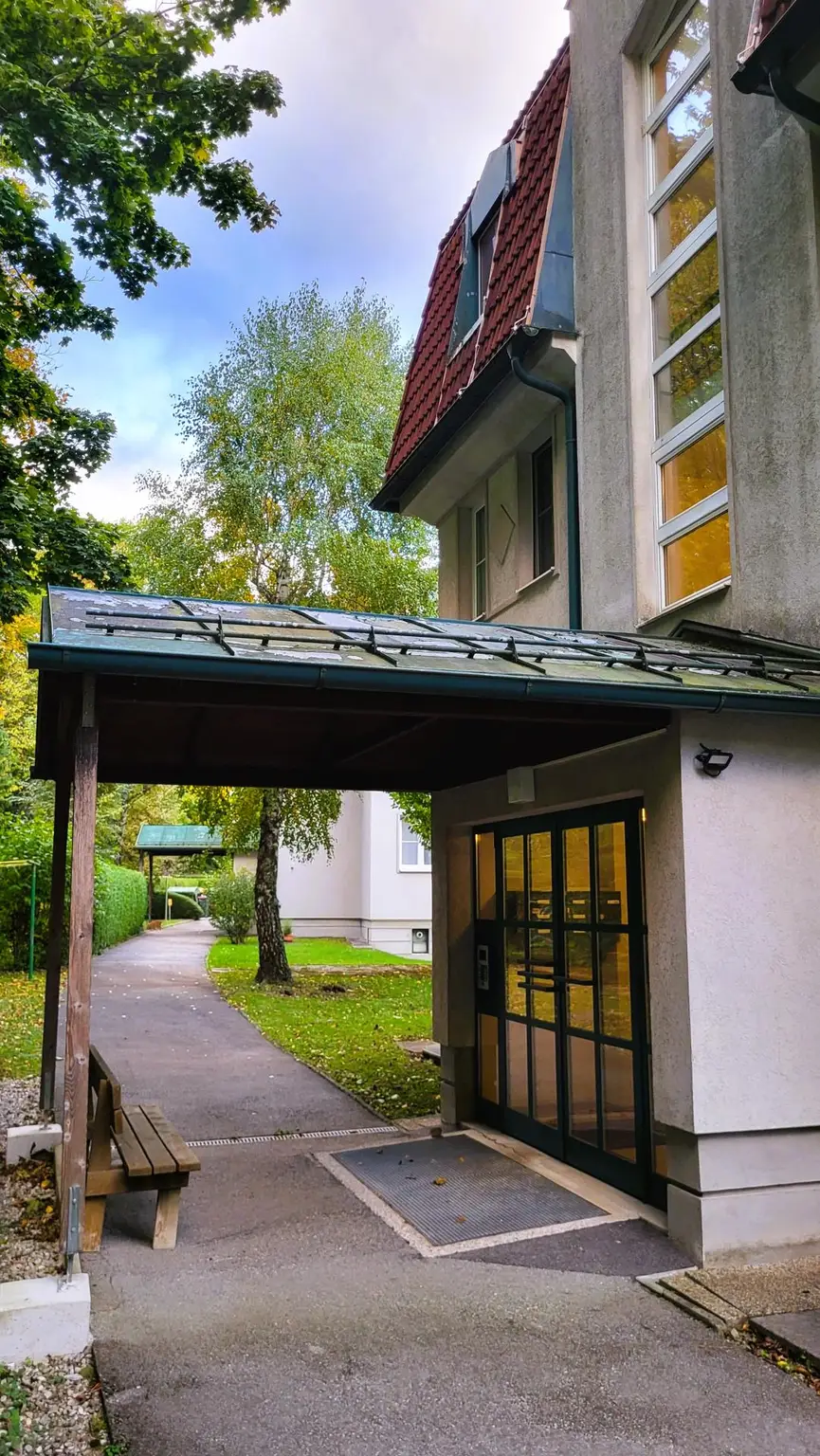 überdachter Eingangsbereich