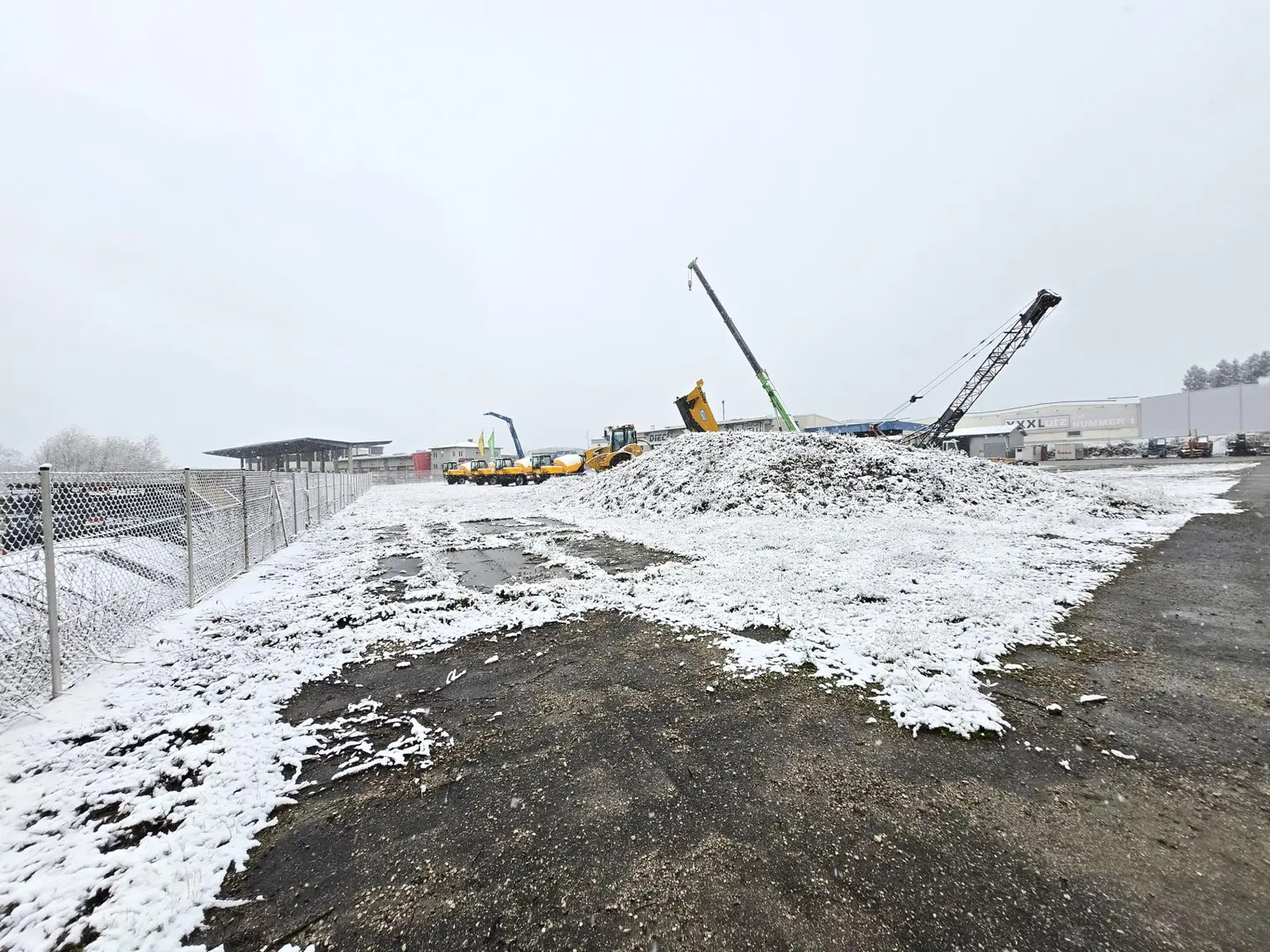 Teil-Freifläche befestigt (Schotter)