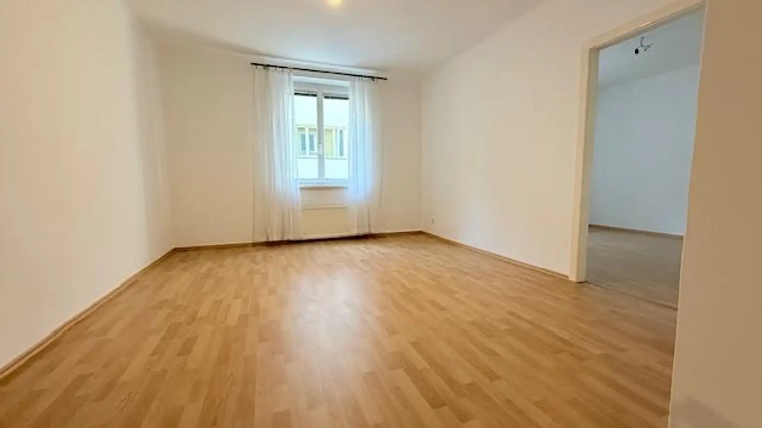 Top Lage an Grenze zum 1. Bezirk. 2 -Zimmer Neubauwohnung mit Stellplatz im Innenhof!