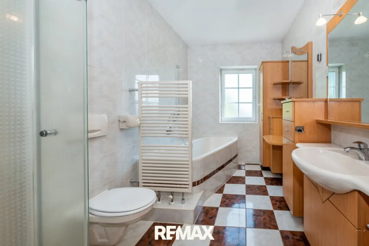 Badezimmer mit Badewanne
