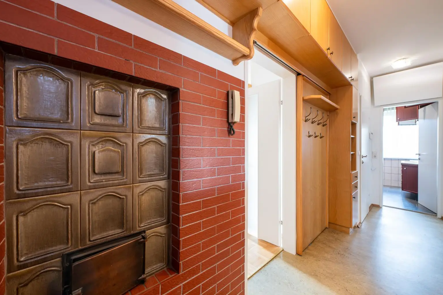 Vorraum mit Kachelofen