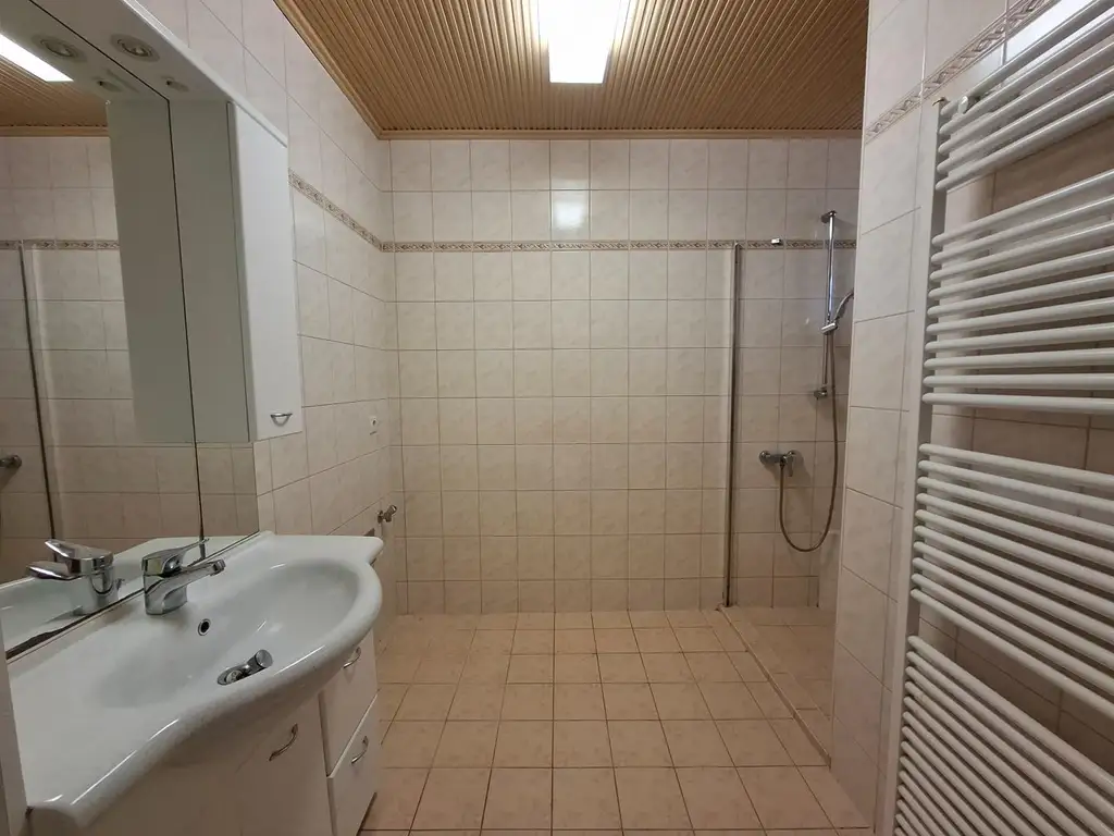 Einfamilienhaus mit Keller, Loggia, Garage und Garten, nur 300 Meter zum Neufelder See
